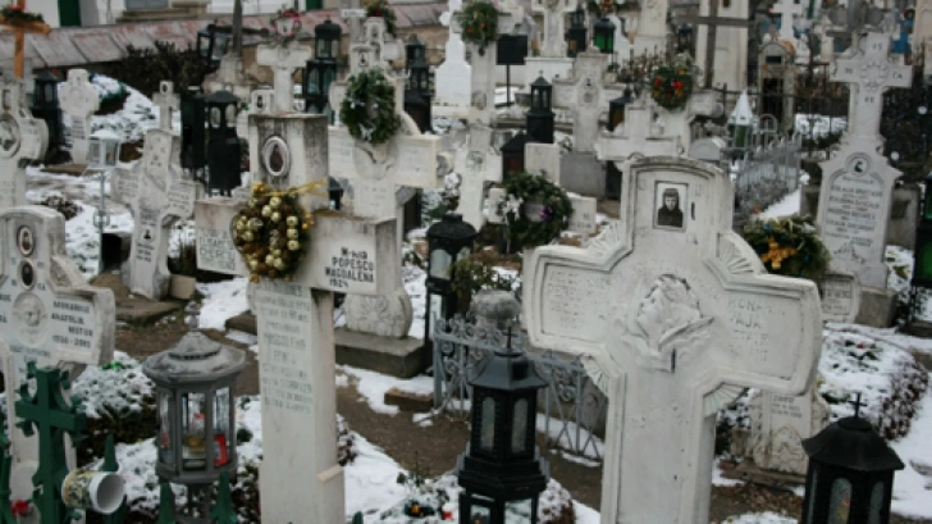 Mormânt profanat în cimitirul Sfântul Gheorghe din Piteşti  