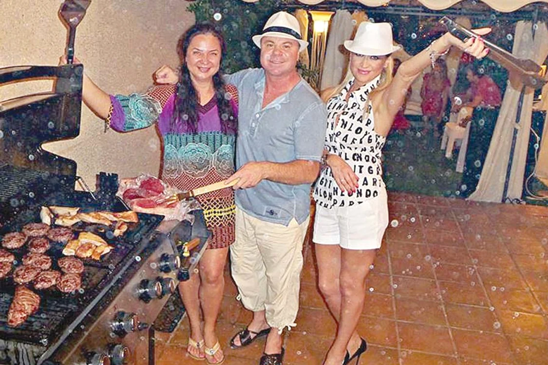 
    Zilele trecute Simona  (foto dreapta) a tras un chef  pe cinste împreună cu Nicu  Gheară şi soţia lui, în Ibiza  