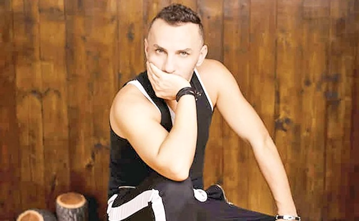
    Cântăreţul şi Vasile, fratele său, au decis să îngroape securea războiului Foto:Arhivă personală  