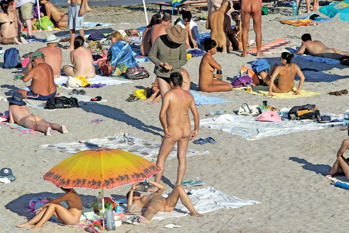
    Bronz uniform  și fără pete, pe  plajele de nudiștiFoto: Blitz  