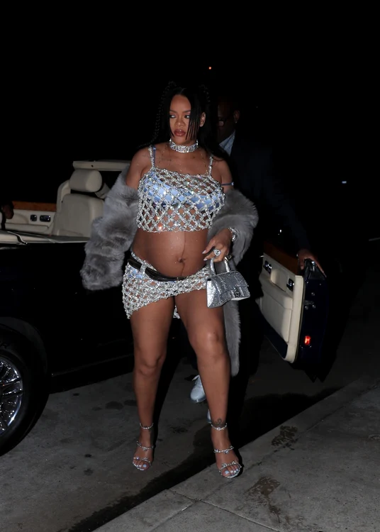 Rihanna continua seria de ținute extravagante. Foto: Profimedia