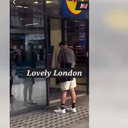 Londra barbat urineaza Lidl captură video  Diaspora online TV png