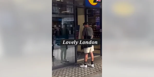 Londra barbat urineaza Lidl captură video  Diaspora online TV png