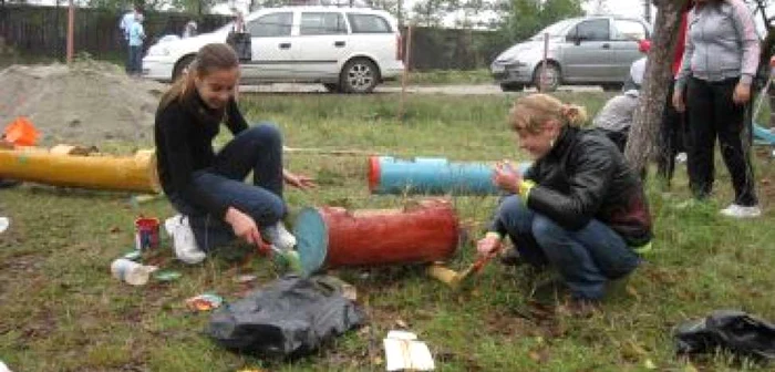 Râmnicu Vâlcea: Voluntarii au construit un loc de joacă pentru copiii din Vlădeşti