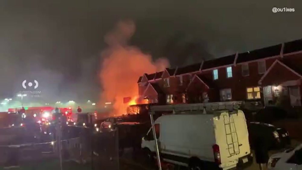 Un avion medical s-a prăbușit lângă un mall din Philadelphia. Mai multe case au fost incendiate. „Am crezut că am fost atacați de ceva”