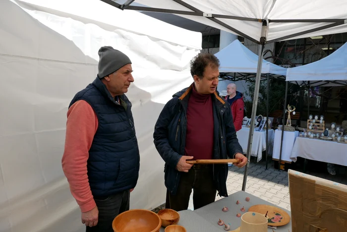 Sorin Maneasa-Burloiu (stânga) alături de un client. FOTO: N. Nemeș