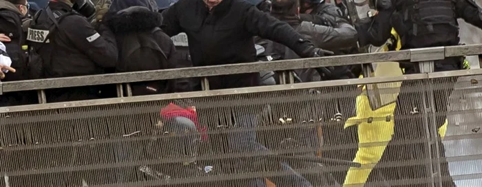 Christophe Dettinger (în centrul imaginii) lovind un jandarm căzut la pământ FOTO EPA-EFE