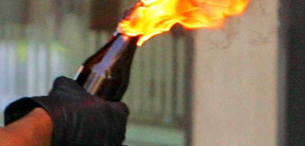 Tinerii care au aruncat cu cocktailuri Molotov într-o casă, trimiși în judecată. În locuință se aflau și copii