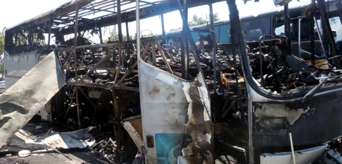 Rămășițele autobuzului cu turiști israelieni care a luat foc în urma detonării a trei kilograme de TNT pe aeroportul stațiunii bulgare Burgas FOTO: Mediafax/AFP
