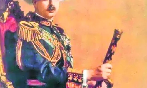 Uniforma, una din marile pasiuni ale lui Carol al II lea jpeg