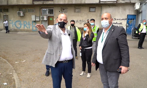 piedone cu directorii pe strada jpeg