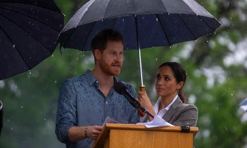 Meghan Markle i a ținut umbrela Prințului Harry în timp ce acesta le a vorbit fermierilor dintr o localitate din Australia jpeg