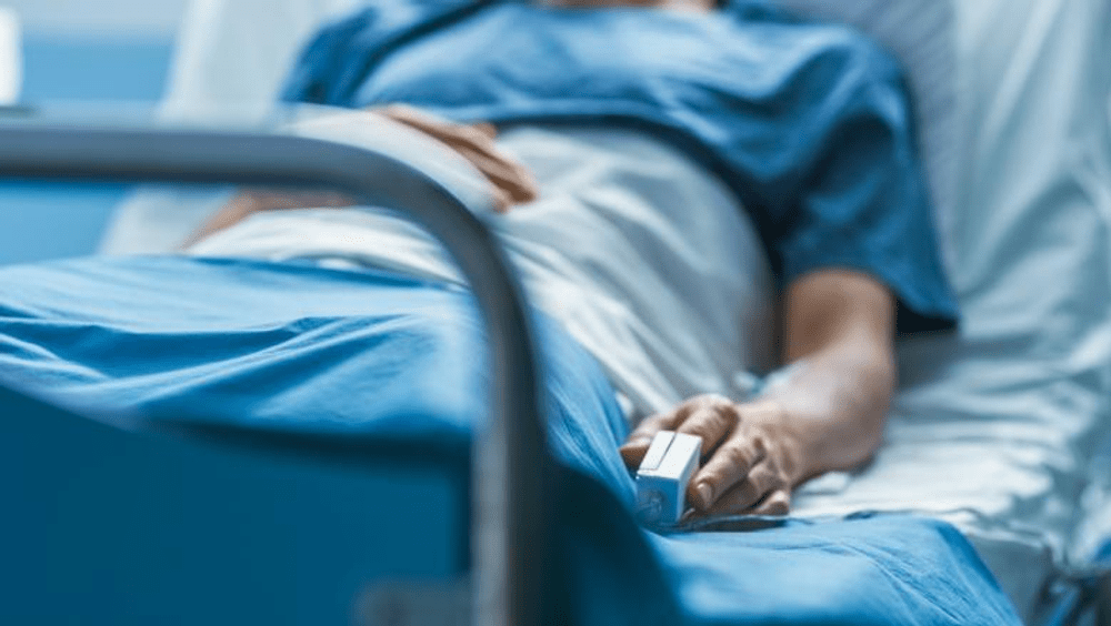 Șapte medici judecați pentru moartea unui pacient. L-au ținut în frig și l-au plimbat între spitale până a murit
