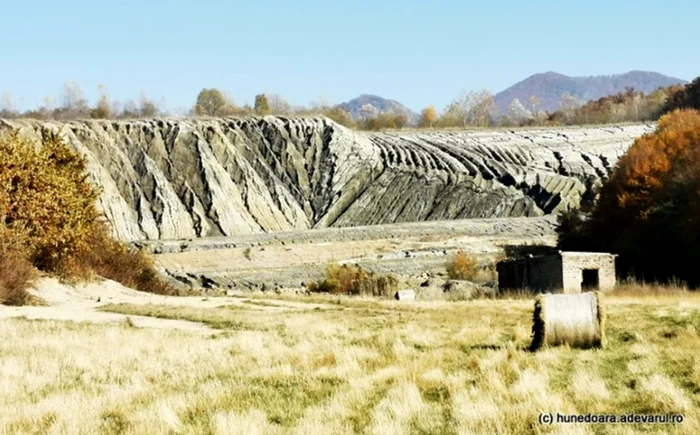 Iaz de steril din Certej, asemănător cu cel prăvălit în 1971. Foto: Daniel Guţă. ADEVĂRUL