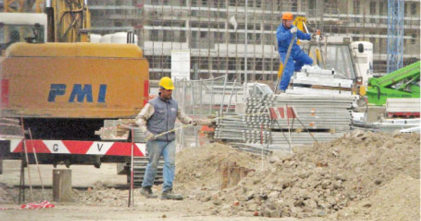 Pe şantierele din Roma, românilor li se propune tot mai des să semneze un contract part-time  
