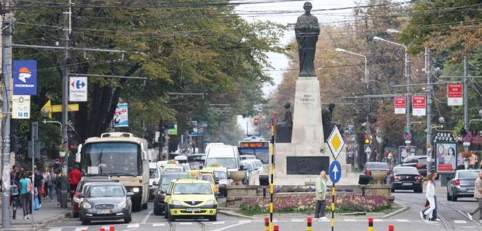 În intersecţia din Fundaţie a fost ieri un ambuteiaj permanent