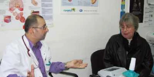 Medicul băcăuan Dragoş Ungureanu încearcă să convingă o pacientă să înfrunte viciul