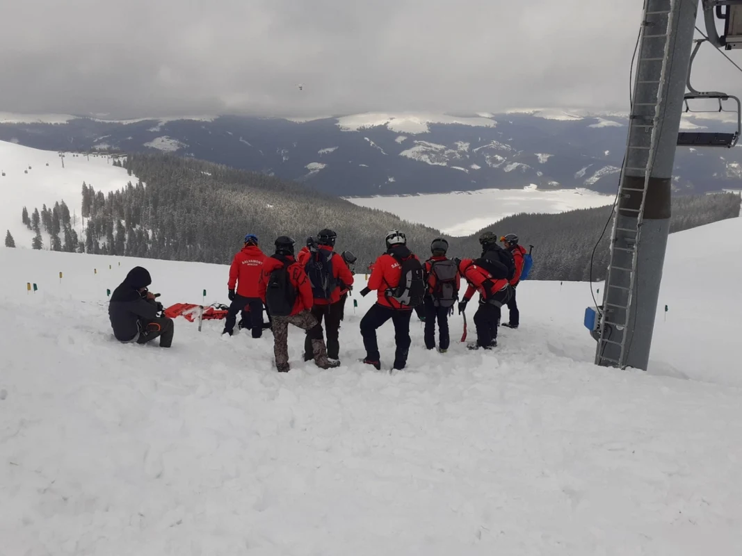 Imagini de la exerciţiul de salvare de pe pârtiile de la Transalpina Vidra - Voineasa din judeţul Vâlcea Foto ISU Vâlcea