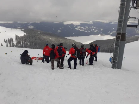 Imagini de la exerciţiul de salvare de pe pârtiile de la Transalpina Vidra - Voineasa din judeţul Vâlcea Foto ISU Vâlcea