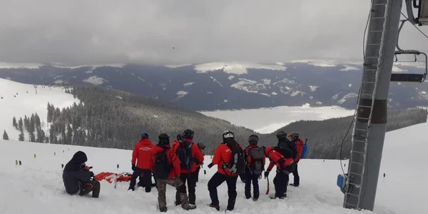 Imagini de la exerciţiul de salvare de pe pârtiile de la Transalpina Vidra - Voineasa din judeţul Vâlcea Foto ISU Vâlcea