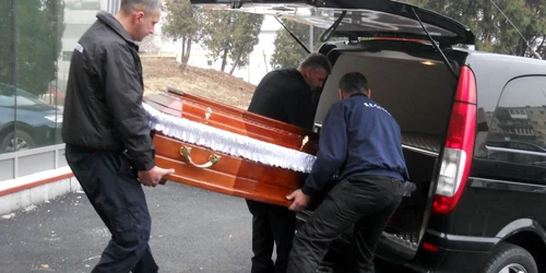 Premierul Emil Boc a venit să ia de la spital trupul neînsufleţit al tatălui său