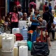 Oameni stau la rand pentru a lua apa Caracas Venezuela FOTO AFP