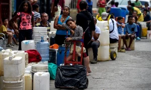 Oameni stau la rand pentru a lua apa Caracas Venezuela FOTO AFP