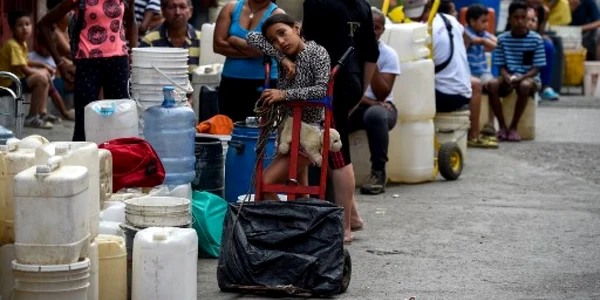 Oameni stau la rand pentru a lua apa Caracas Venezuela FOTO AFP