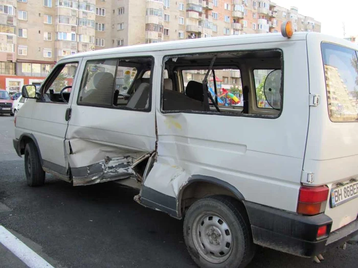 Maşină lovită de tramvai