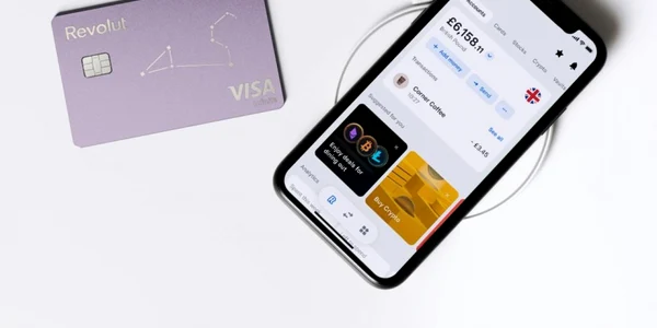 card-revolut-tranzactii-online-telefon Foto Revolut