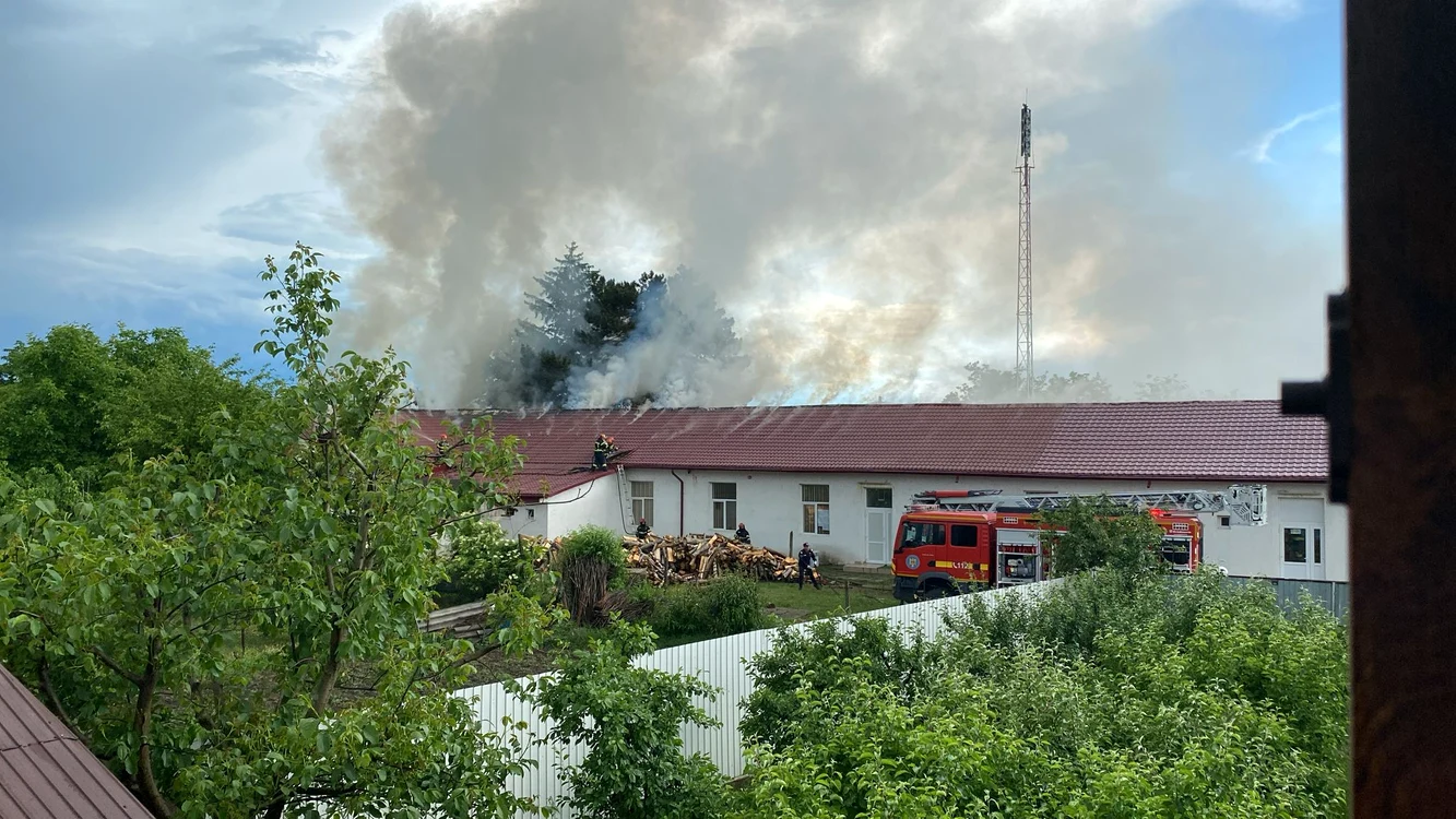 Incendiul a izbucnit la o școală din Mirceștii Noi FOTO IPJ Vrancea