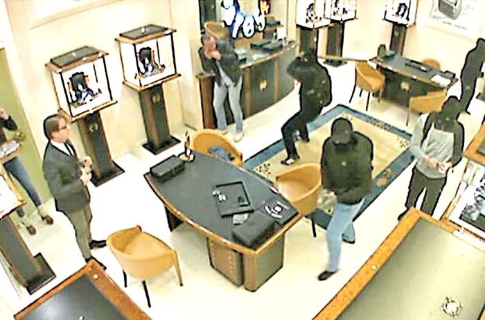 Vitrinele securizate erau sparte cu topoare sau baroase