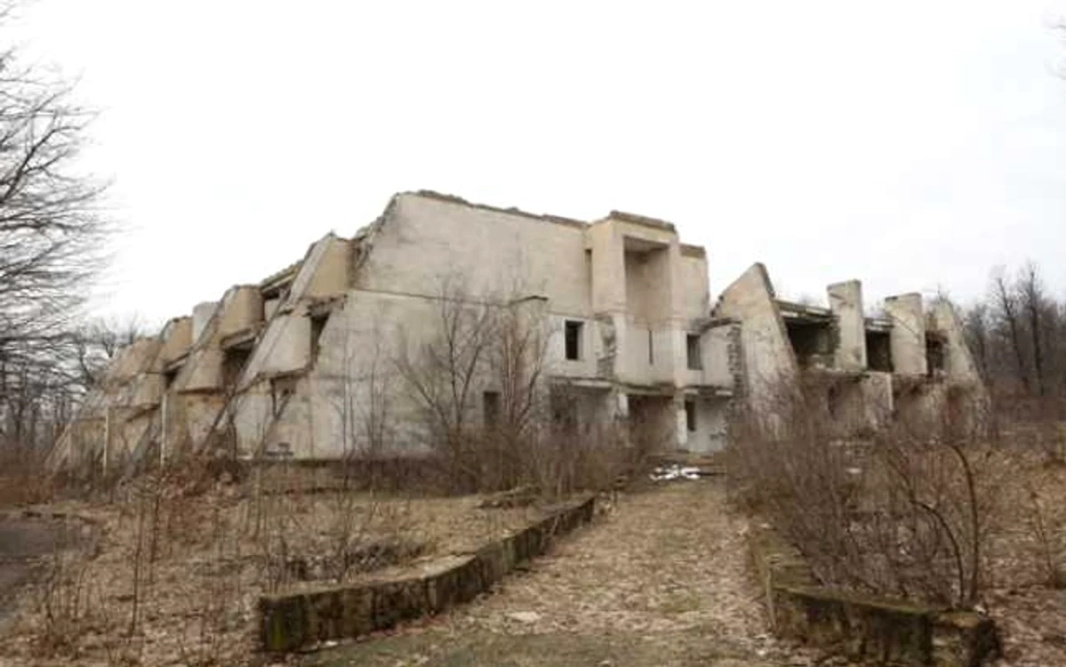Clădirea cu trei nivele nu are nici uşi, nici ferestre, nici acoperiş FOTO Dumitru Goncear