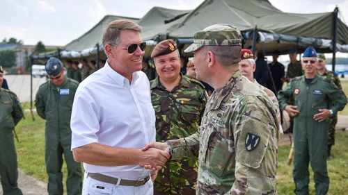 Klaus Iohannis baza Kogalniceanu look de vara JFK (8) jpeg