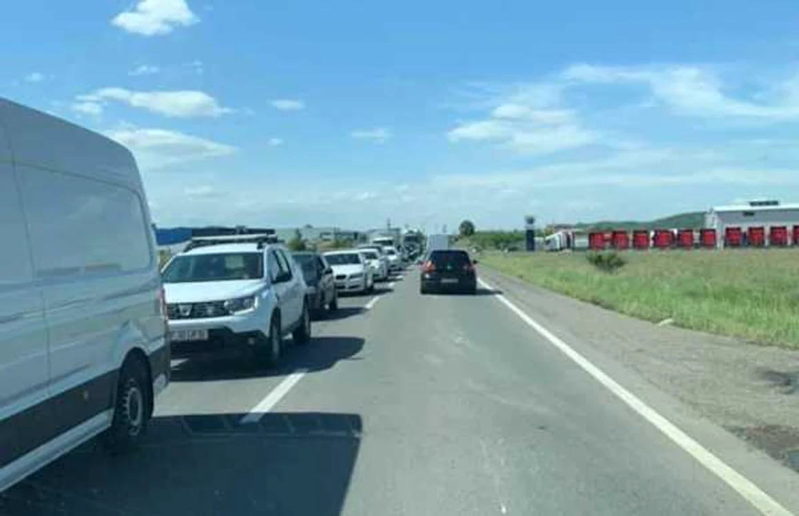 Accident rutier în zona Fabricii Faurecia - de la Tălmaciu - Sibiu - Victima de 72 de ani a traversat strada neregulamentar Foto infotrafic Sibiu
