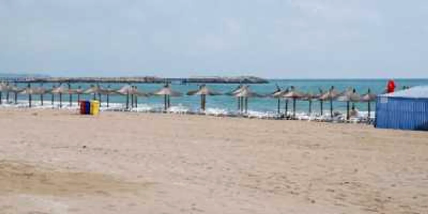 Curaţenia pe plajă trebuie păstrată de operatori, dar şi de turişti
