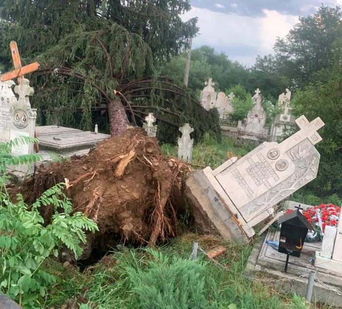 Crucile şi mormintele au fost afectate de furtună