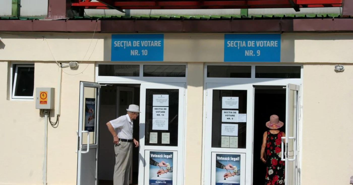 În secţiile de votare, oamenii au fost avertizaţi că votul ilegal înseamnă închisoare
