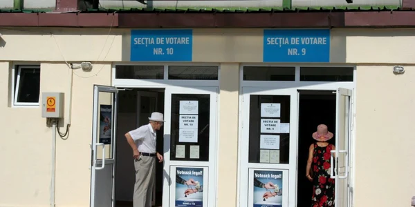 În secţiile de votare, oamenii au fost avertizaţi că votul ilegal înseamnă închisoare