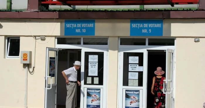 În secţiile de votare, oamenii au fost avertizaţi că votul ilegal înseamnă închisoare