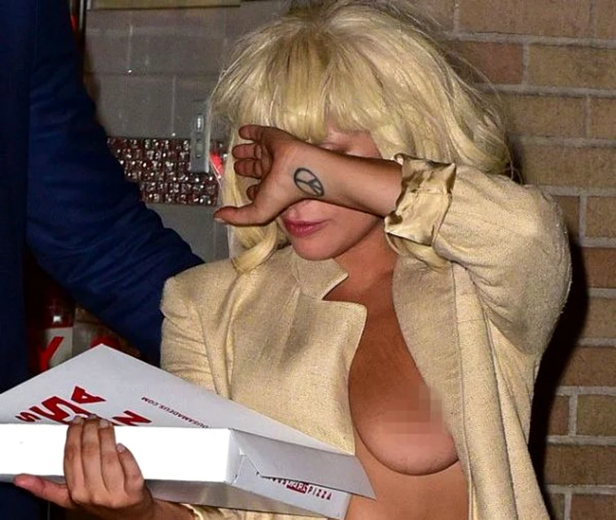 Lady Gaga a ieşit fără sutien pe stradă şi s-a dus să îşi cumpere pizza. Sânul ei stâng a fost dezgolit total, iar paparazii nu au ratat momentul.