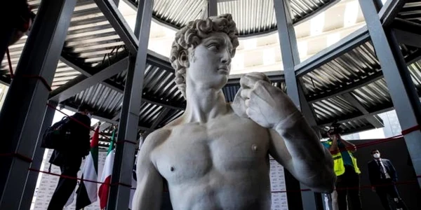 Copie a statuii „David” - Dubai