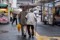 cuplu de japonezi batrani în tokio shutterstock 1128207476 jpg