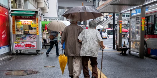 cuplu de japonezi batrani în tokio shutterstock 1128207476 jpg
