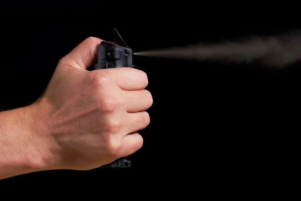 Panică într-o școală din Petroșani după ce un copil a pulverizat spray lacrimogen. Zeci de elevi evacuați