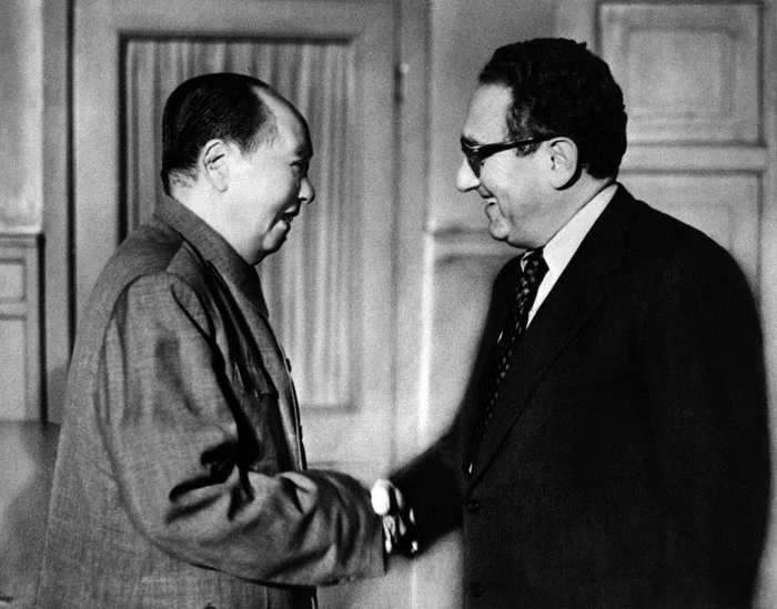 Liderul chinez Mao Zedong cu secretarul de stat american Henry Kissinger FOTO washingtonpost.com