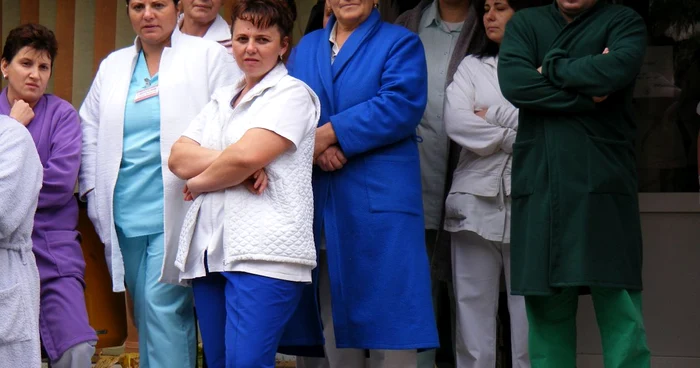 Angajaţii Spitalului Judeţean de Urgenţă Alba au protestat în curtea instituţiei