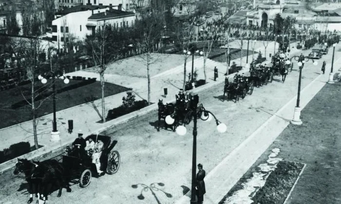 Primarii buni ai Bucureştiului  „Bucur l a lăsat sălaş/ Pake l a făcut oraş/ Iar Dobrescu într o năvală/ L a făcut o Capitală” jpeg