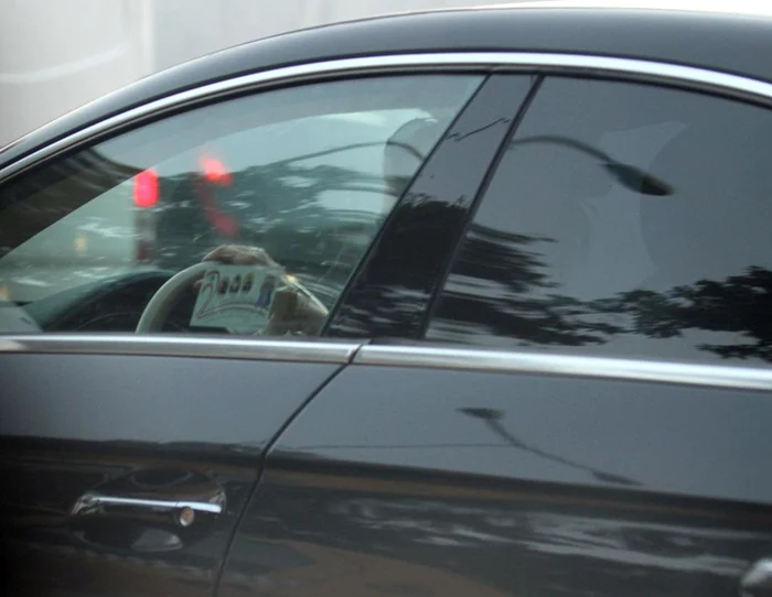 Stickerul Marianei e chiar pe geamul şoferului