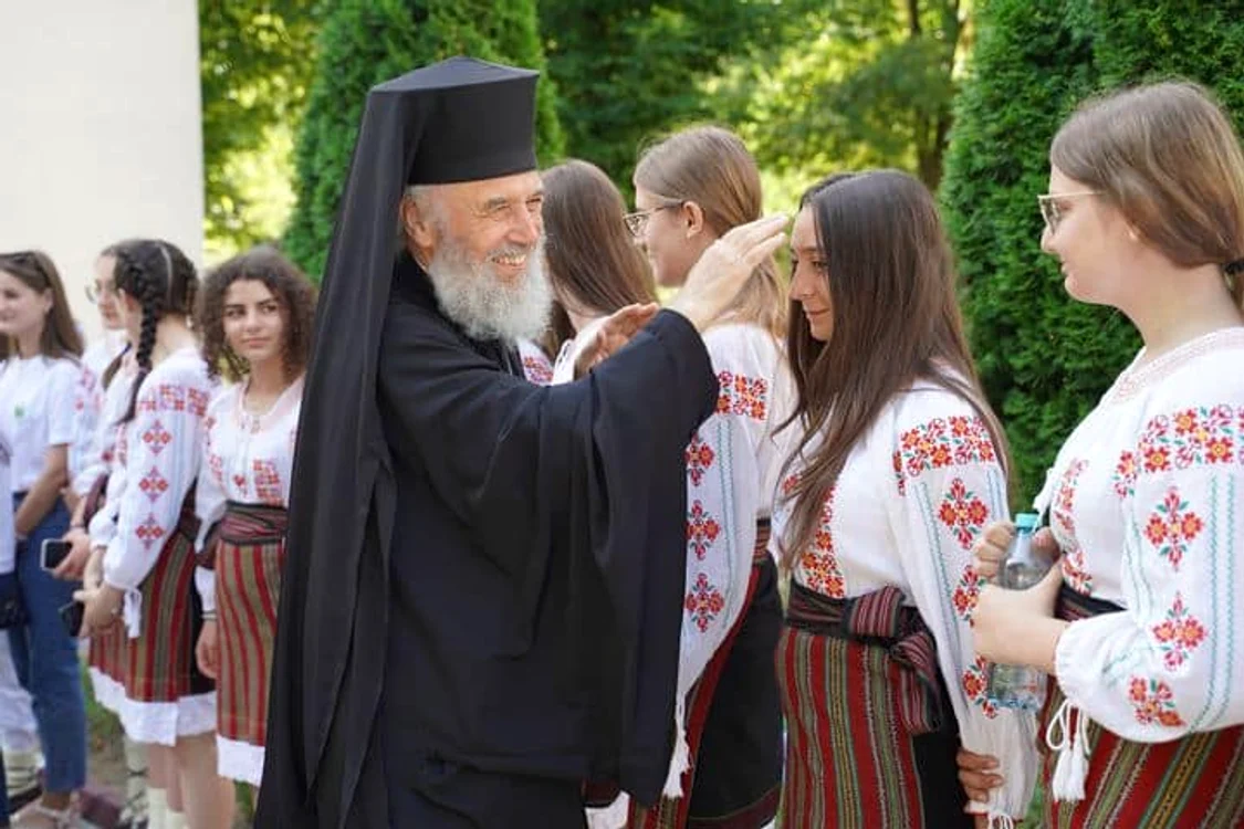 Arhiepiscopul Dunării de Jos, în preajma tinerilor FOTO: Arhiepiscopia Galați
